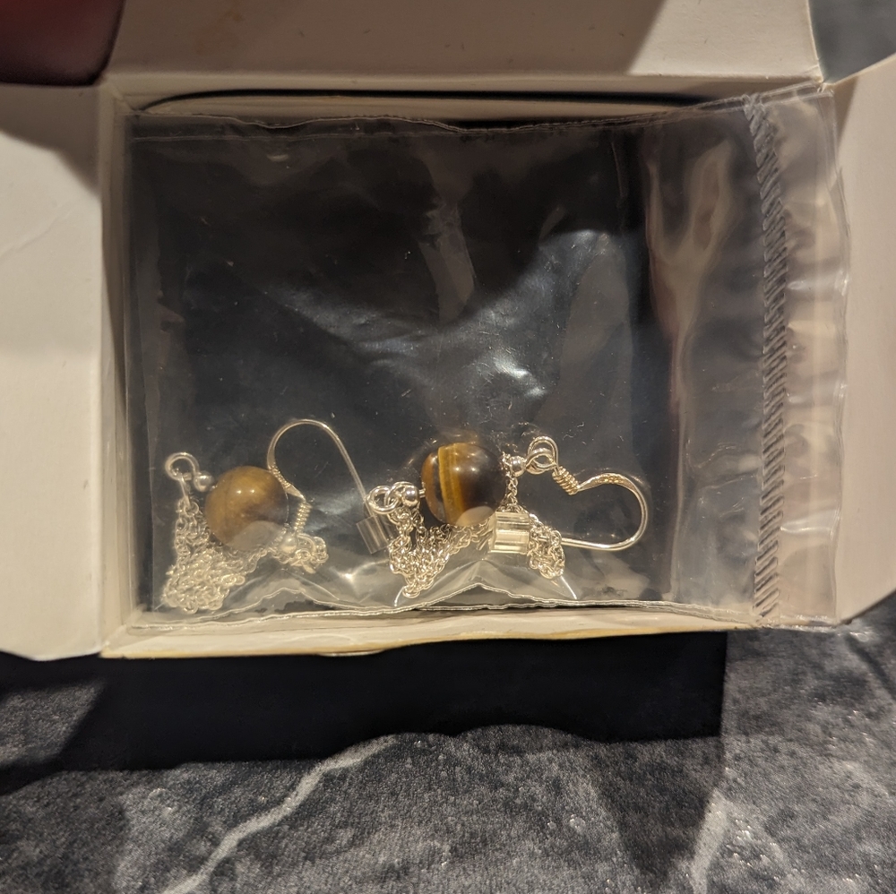 Avon sterling silver Genuine cat eye earrings new in box